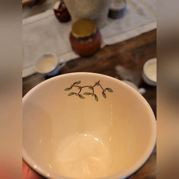 (4) Spode Christmas Tea/Coffee Cups - Picture 5 of 7
